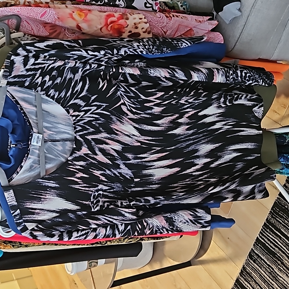 196 Jockey Tunic Sz Lrg but fits generously w Stretch 1x to 2x